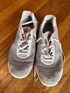 Nike Light Gray Mesh Trainers with Coral Highlights